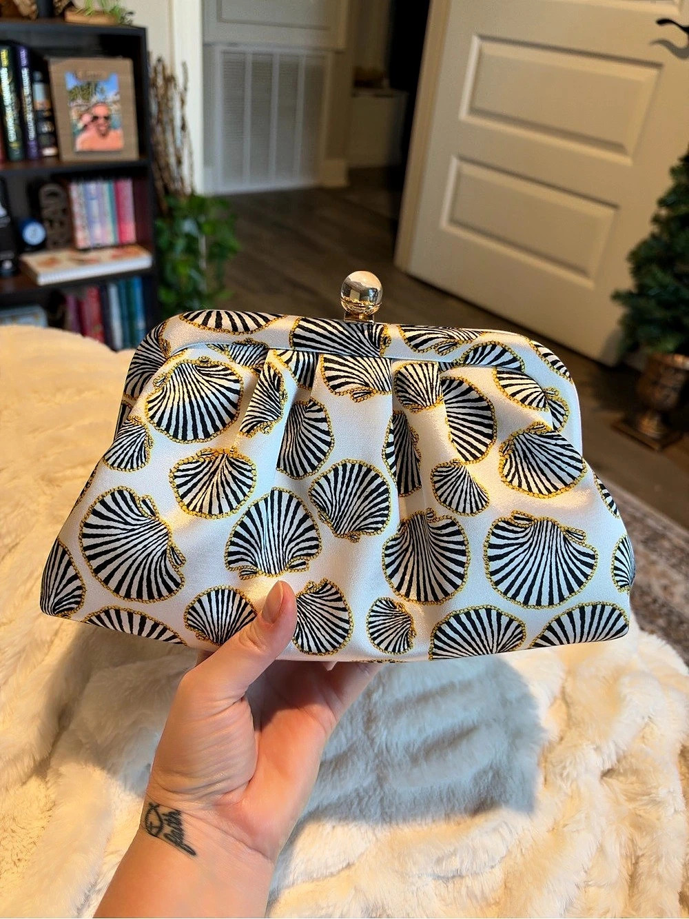 Isaac Mizrahi Shell Print Clutch in White & Black NWT - Picture 9 of 11